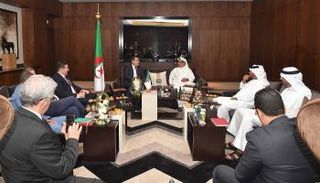 الوزير الجزائري خلال لقائه أمين مجلس الإمارات للمستثمرين بالخارج