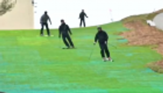 التزلج فوق جبال القمامة.. هواية جديدة في كوبنهاجن