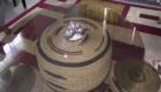 طالب يروج لفكرة إعادة التدوير.. يصنع الأثاث من إطارات السيارات