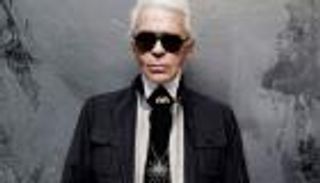 وفاة المصمم الشهير كارل لاجرفيلد مدير دار أزياء "شانيل" 