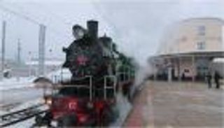 بالصور.. قطار بخاري عتيق يعود إلى الخدمة في روسيا