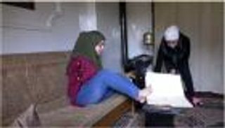 بالصور.. شابة سورية ترسم بقدميها وتقهر المستحيل