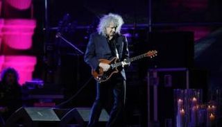 برايان ماي عازف الجيتار في فريق كوين لموسيقى الروك