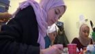 أردنيون يسعون للتخلص من ضغوط الحياة عبر فن "الماندالا"