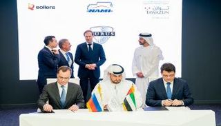 الشيخ عبدالله بن زايد يشهد توقيع اتفاقية خلال 