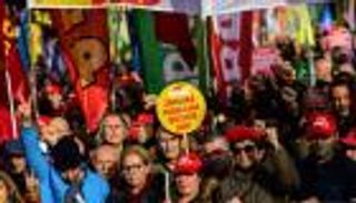 الغلاء وشح السيولة يضعان الأتراك في طوابير أمام "التخفيضات"