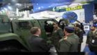 قائد القوات البرية الإماراتي يتفقد أجنحة معرض "أيدكس 2019"