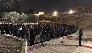 المصلون في المسجد الأقصى قبل اقتحام الشرطة الإسرائيلية