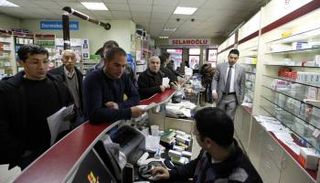 أتراك يبحثون عن الدواء في إحدى الصيدليات - أرشيف