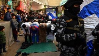 أحد أفراد القوات الخاصة المصرية خلال تشييع الشرطي محمود أبو اليزيد