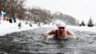 بالصور.. روسيات ينشدن الصحة والشباب الدائم بالسباحة في المياه الجليدية