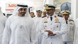 الشيخ محمد بن زايد آل نهيان خلال زيارته معرض