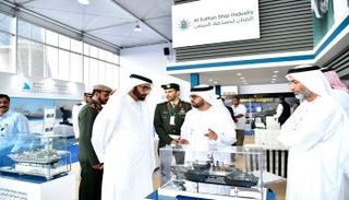 وزير الدولة لشؤون الدفاع بالإمارات يزور