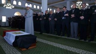 صلاة الجنازة على أحد شهداء التفجير الإرهابي بالدرب الأحمر في القاهرة