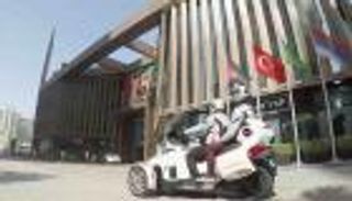 الليموزين المكشوف والدراجات النارية تجذبان عشاق الشتاء في دبي