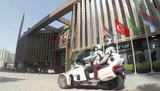 الليموزين المكشوف والدراجات النارية تجذبان عشاق الشتاء في دبي 