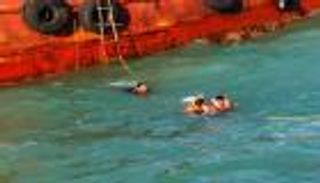 شرطة دبي تنقذ 14 بحارا بعد اصطدام سفينتهم بكاسر الأمواج