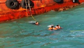 شرطة دبي تنقذ 14 بحاراً بعد اصطدام سفينتهم بكاسر الأمواج