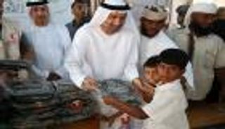 بالصور.. الهلال الأحمر الإماراتي يقدم مساعدات لأهالي زغفة اليمنية