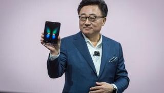 مدير شعبة الهواتف النقالة بسامسونج خلال تقديمه Galaxy Fold