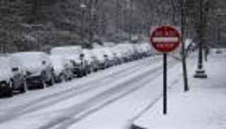 عاصفة شتوية تلغي مئات الرحلات وتغلق مدارس في أمريكا