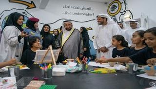 سلطان القاسمي يزور بينالي الشارقة للأطفال