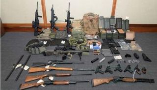 أسلحة مضبوطة بحوزة كريستوفر بول هاسون