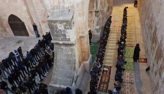 صلاة العشاء عند باب الرحمة