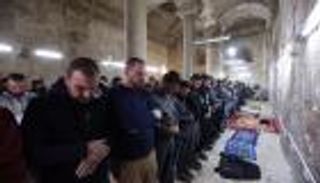 فلسطينيون يؤدون الصلاة في باب الرحمة لأول مرة منذ 16 عاما