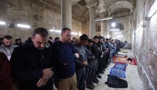 صلاة الجمعة في باب الرحمة اليوم