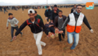 بالصور.. استشهاد طفل وإصابة 30 في الجمعة الـ48 لمسيرة العودة شرق غزة