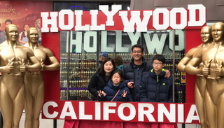 السياح يحرصون على التصوير أمام مسرح دولبي حيث توزع جوائز الأوسكار