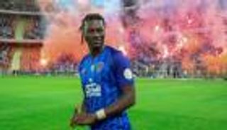 بالصور.. جوميز يعتذر لـ"حامل كرات" بعد الكلاسيكو السعودي