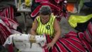 بالصور.. مدارس السامبا البرازيلية تستعد لأكبر كرنفال للرقص في العالم