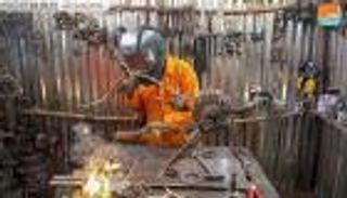 بالصور.. شاب إثيوبي يحول الخردة إلى تحف فنية