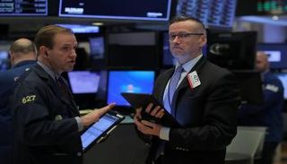 البيانات الاقتصادية الضعيفة كسرت سلسلة أرباح السوق الأمريكية 