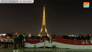 جانب من وقفة أعضاء في الجالية المصرية بباريس