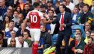 إيمري لا يعد أوزيل باستمرار مشاركته أساسيا في أرسنال