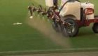 مانشستر يونايتد يستقبل ليفربول بـ"الثوم" في أولد ترافورد