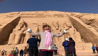 النجمة العالمية باربرا بوشيه أمام معبد أبوسمبل