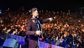 تامر حسني خلال حفله في جدة