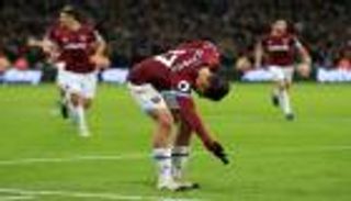 تشيتشاريتو يحفر اسمه في تاريخ الدوري الإنجليزي