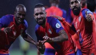 دانيلو أسبيريلا مع لاعبي الفيحاء