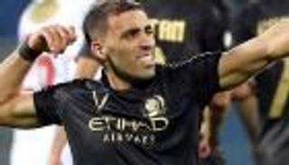 هداف النصر يتسلم جائزة الأفضل في الجولة العشرين بالدوري السعودي