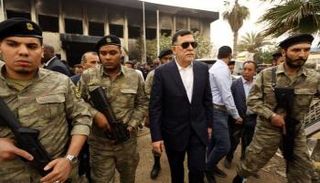 رئيس المجلس الرئاسي فايز السراج وسط عناصر من المليشيات المسلحة