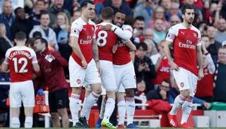 احتفال لاعبي أرسنال بالهدف الأول