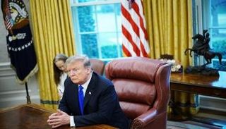 الرئيس الأمريكي دونالد ترامب داخل مكتبه بالبيت الأبيض