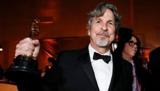 مخرج الفيلم بيتر فاريلي مع الجائزة