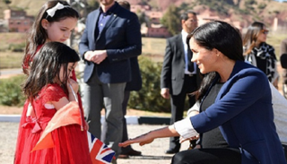 ميجان ماركل تحيي الطفلتين