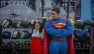 أشهر شخصيات عالم "وارنر براذرز أبوظبي" تلتقي أصحاب الهمم